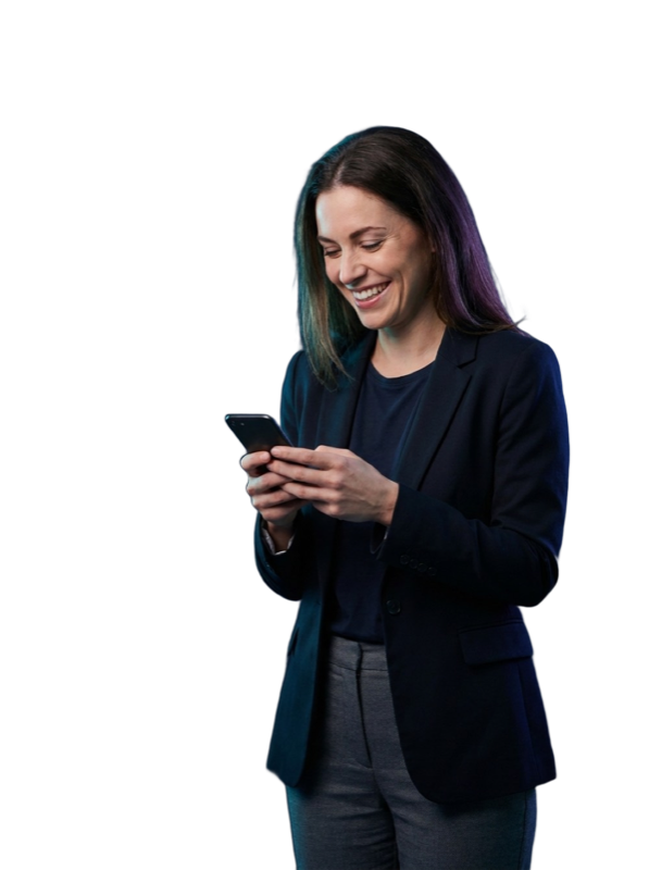 Cliente souriante consultant une conversation avec l'assistant Kaptia sur son téléphone